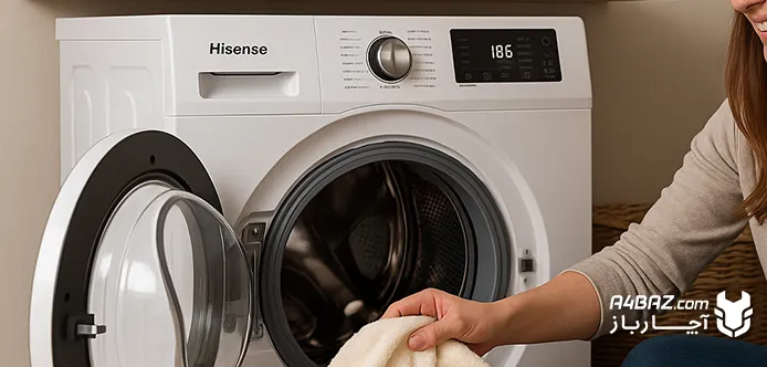 انداختن لباس در ماشین لباسشویی هایسنس انداختن لباس در ماشین لباسشویی هایسنس