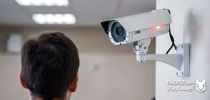 یک دوربین مداربسته نصب شده روی دیوار یک دوربین مداربسته نصب شده روی دیوار