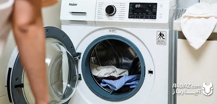 ریختن لباسها داخل ماشین لباسشویی حایر ریختن لباسها داخل ماشین لباسشویی حایر