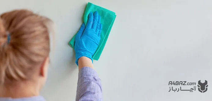 تمیز کردن دیوار رنگ پلاستیک با دستمال