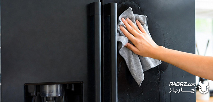 تميز كردن یخچال ساید مشکی با دستمال خشک