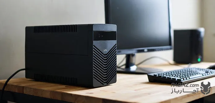 ups روی میز که به کامپیوتر وصل شده