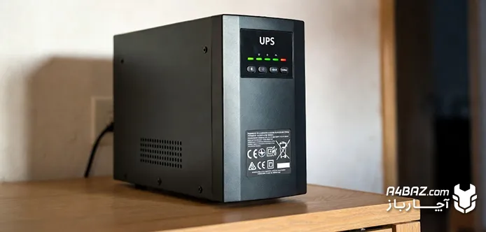 یک ups روی میز خانگی