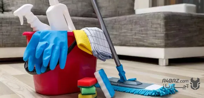 سطل، دستکش، دستمال و اسفنج داخل یک سطل