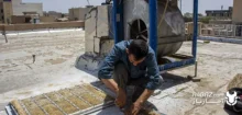یک مرد درحال آموزش سرویس کولر آبی