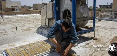 یک مرد درحال آموزش سرویس کولر آبی