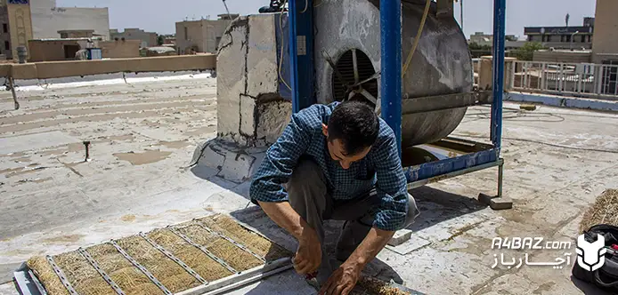 یک مرد درحال آموزش سرویس کولر آبی