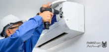 یک تعمیرکار در حال نصب کولرگازی