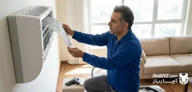 یک تعمیرکار در حال سرویس کولر گازی