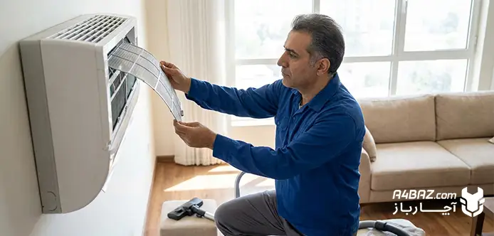 یک تعمیرکار در حال سرویس کولر گازی