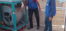 تعمیرکار در حال بررسی مشکل برعکس چرخیدن موتور کولر
